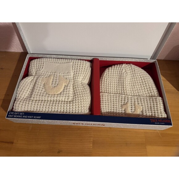 NIB TRUE RELIGION 2 PIECE GIFT SET KNIT SCARF AND HAT HORSESHOE LOGO CAMEL TAN - Picture 1 of 5